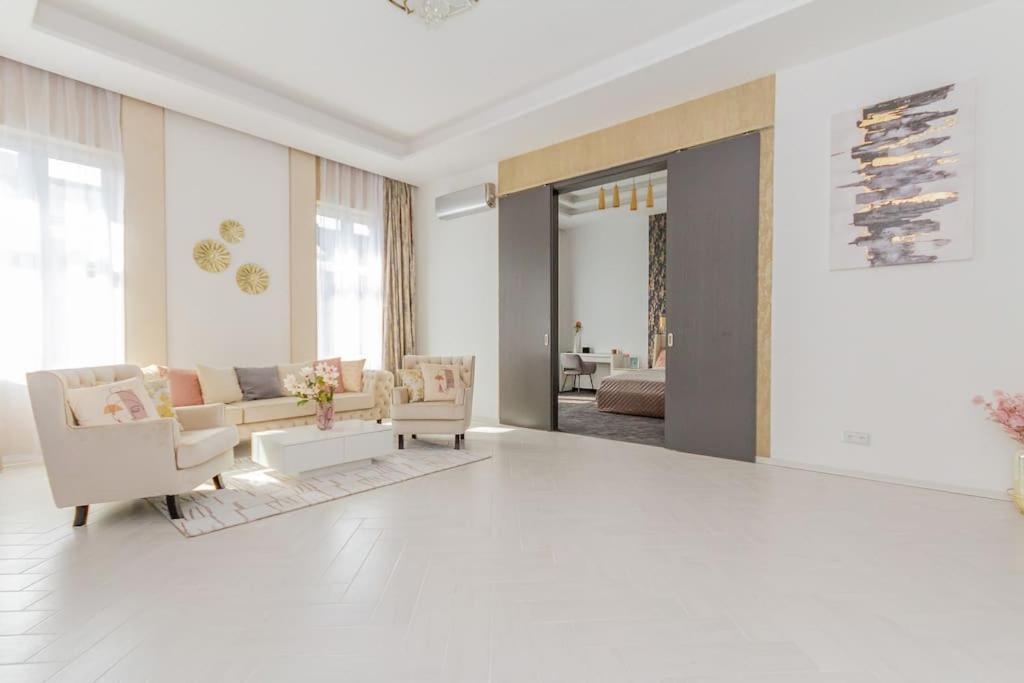 The Opulent Oasis By Newave Apartment Budapest Luaran gambar