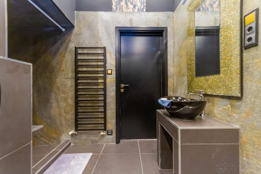 The Opulent Oasis By Newave Apartment Budapest Luaran gambar
